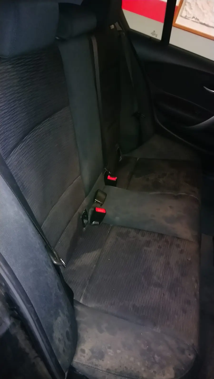 Asientos traseros de coche antes de la limpieza de tapicería a domicilio en Navarra