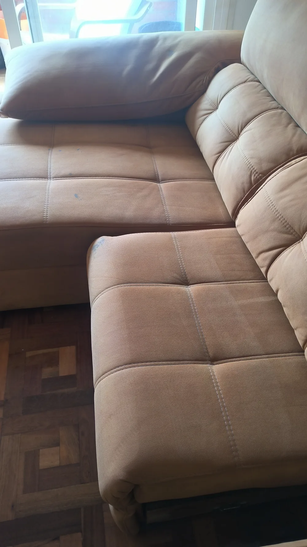 Detalle de la tapicería del sofá después de la limpieza en Zizur