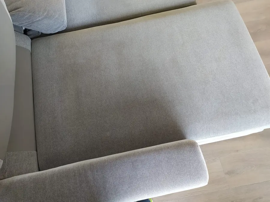 Primer plano de la misma tapicería ya limpia tras el servicio profesional en Pamplona