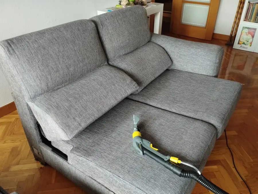 Detalle del proceso de limpieza profesional de tapicería de un sofá en Pamplona