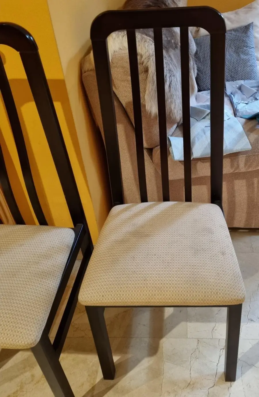 Sillas de comedor con manchas antes de la limpieza en Navarra