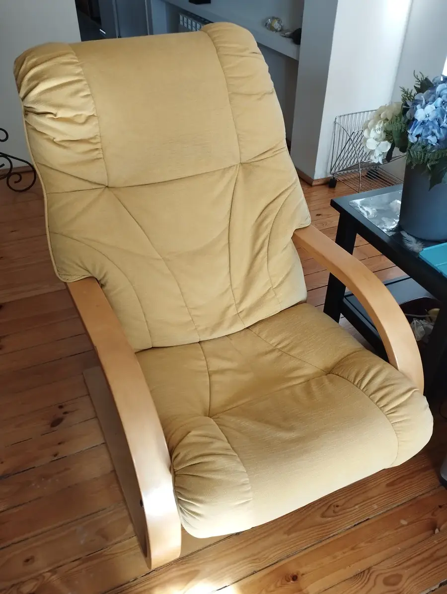 Mismo sillón tapizado ya limpio tras la limpieza profesional en Pamplona