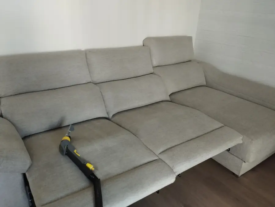 Sofá con la tapicería limpia y renovada tras el servicio a domicilio en Pamplona