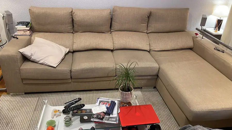 Sofá tapizado limpio en el salón tras la limpieza profesional en Pamplona