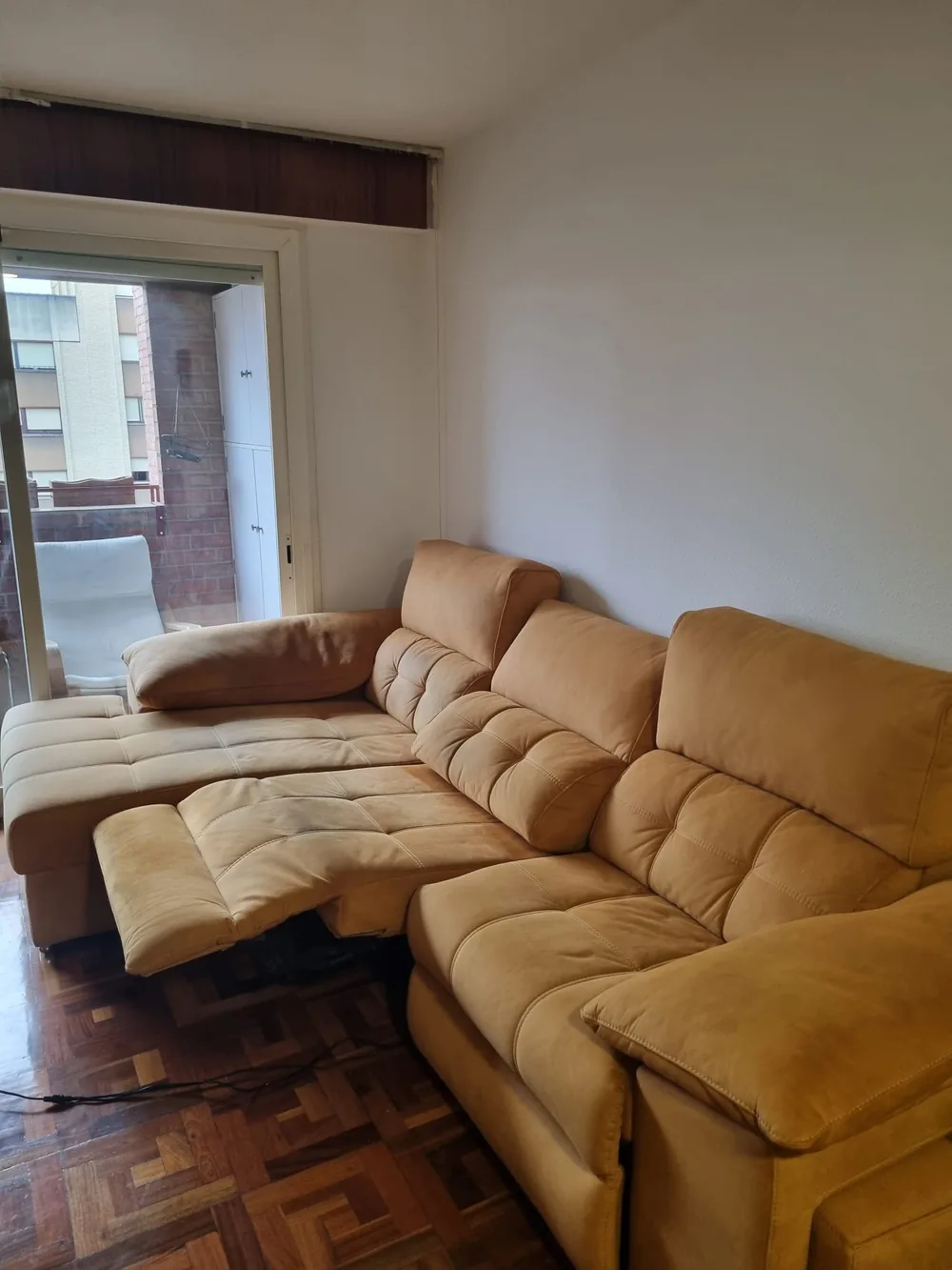 Sofá con suciedad acumulada antes de la limpieza en Zizur