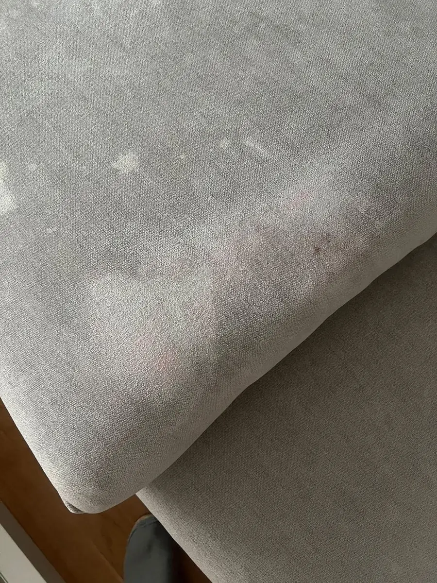 Manchas visibles en la tapicería de un sofá antes de la limpieza en Zizur Menor