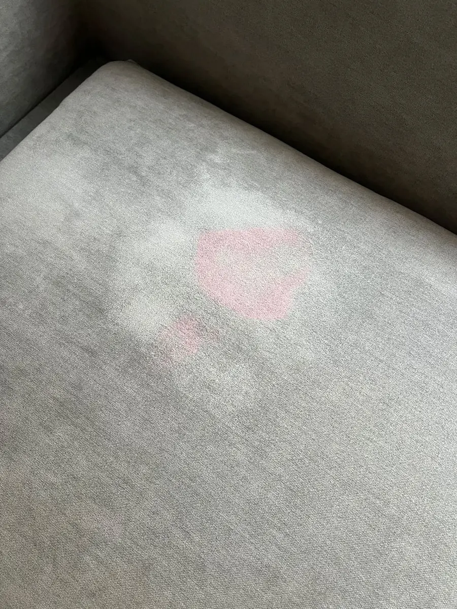 Detalle de manchas en un sofá antes de la limpieza en Zizur Menor