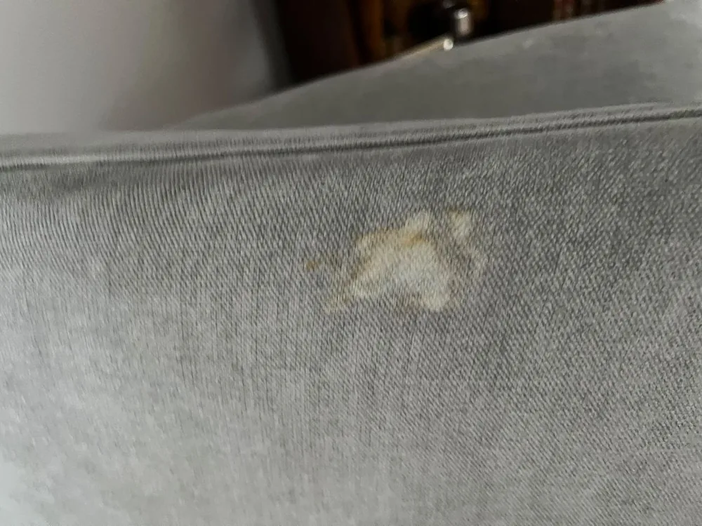 Detalle de una mancha en la tapicería de un sofá en Zizur Menor