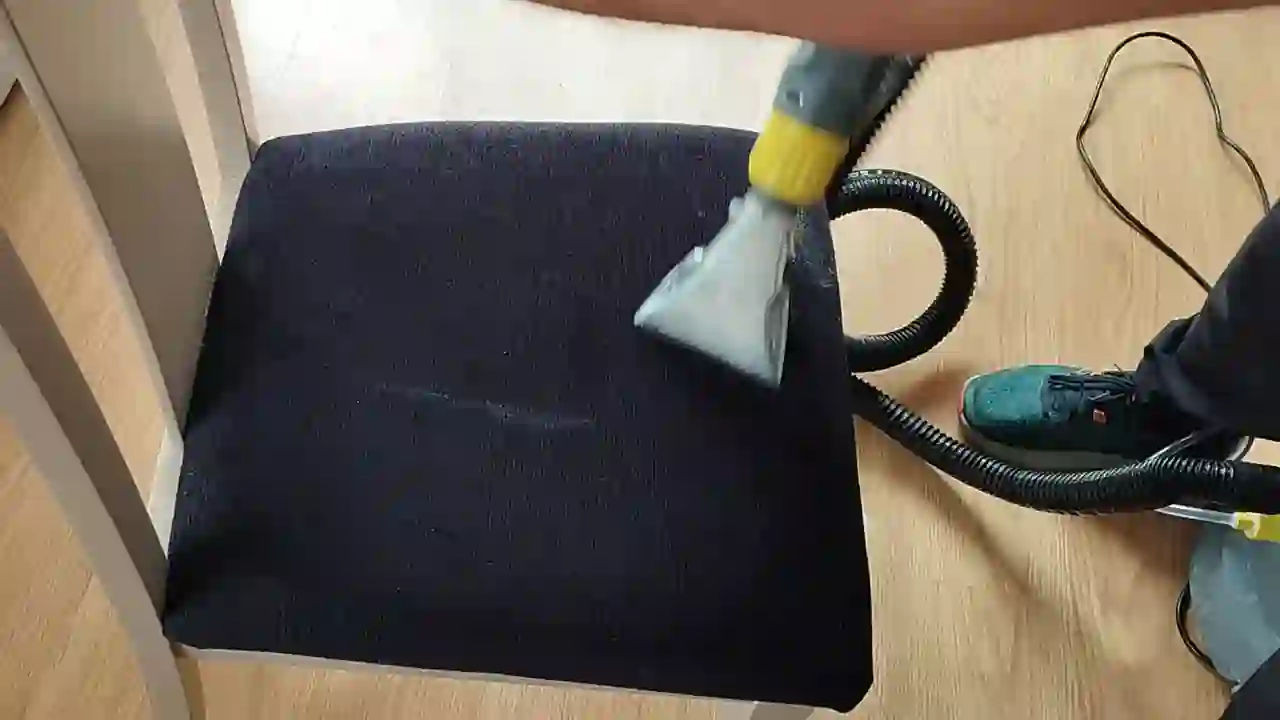 Limpieza profesional de silla tapizada a domicilio en Pamplona